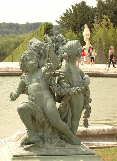 Versailles_Parterre-Eau-Sud_Le-Gros_Enfant_Miroir.jpg